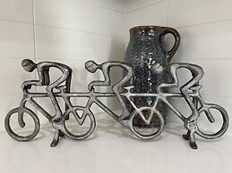 Steps From River & Old Town - Hot Tub & King Bd