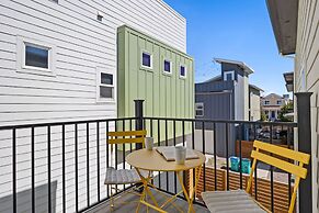 Steps From River & Old Town - Hot Tub & King Bd