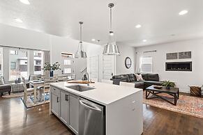 Steps From River & Old Town - Hot Tub & King Bd