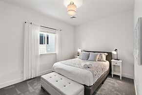 Steps From River & Old Town - Hot Tub & King Bd