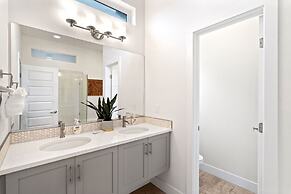 Steps From River & Old Town - Hot Tub & King Bd