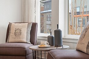 Steps From River & Old Town - Hot Tub & King Bd