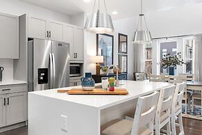 Steps From River & Old Town - Hot Tub & King Bd