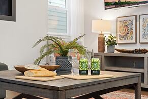 Steps From River & Old Town - Hot Tub & King Bd