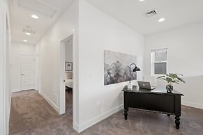 Steps From River & Old Town - Hot Tub & King Bd