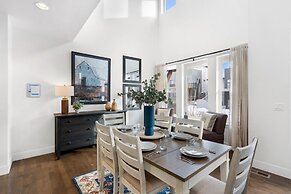 Steps From River & Old Town - Hot Tub & King Bd