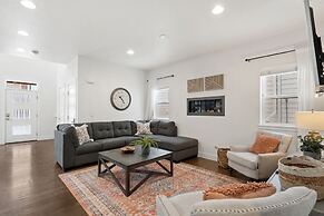 Steps From River & Old Town - Hot Tub & King Bd