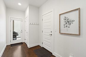 Steps From River & Old Town - Hot Tub & King Bd