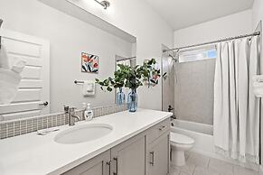 Steps From River & Old Town - Hot Tub & King Bd