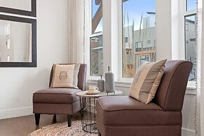 Steps From River & Old Town - Hot Tub & King Bd