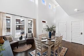 Steps From River & Old Town - Hot Tub & King Bd