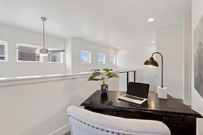 Steps From River & Old Town - Hot Tub & King Bd