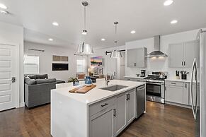 Steps From River & Old Town - Hot Tub & King Bd