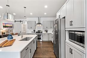 Steps From River & Old Town - Hot Tub & King Bd