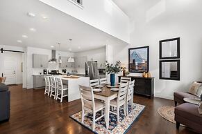 Steps From River & Old Town - Hot Tub & King Bd