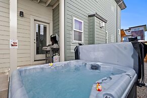 Steps From River & Old Town - Hot Tub & King Bd