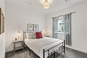 Steps From River & Old Town - Hot Tub & King Bd