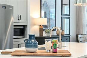 Steps From River & Old Town - Hot Tub & King Bd