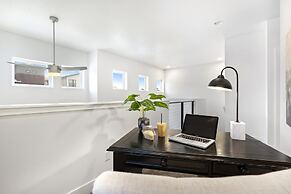 Steps From River & Old Town - Hot Tub & King Bd