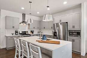 Steps From River & Old Town - Hot Tub & King Bd