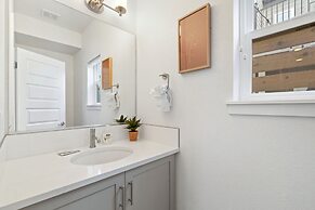 Steps From River & Old Town - Hot Tub & King Bd