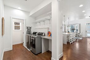 Steps From River & Old Town - Hot Tub & King Bd