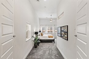 Steps From River & Old Town - Hot Tub & King Bd