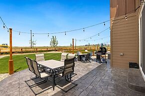 New Build W/ Great Backyard & Lake Access!