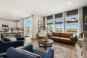 New Build W/ Great Backyard & Lake Access!