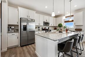 New Build W/ Great Backyard & Lake Access!