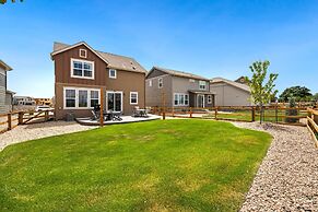 New Build W/ Great Backyard & Lake Access!