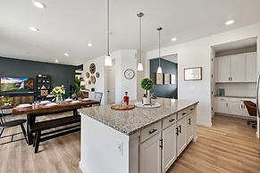 New Build W/ Great Backyard & Lake Access!