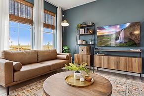 New Build W/ Great Backyard & Lake Access!