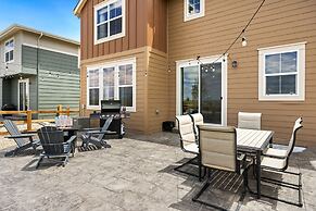 New Build W/ Great Backyard & Lake Access!