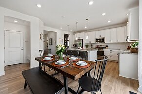 New Build W/ Great Backyard & Lake Access!