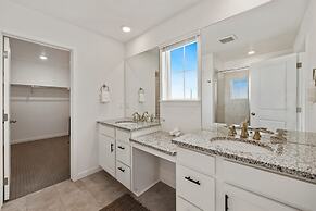 New Build W/ Great Backyard & Lake Access!