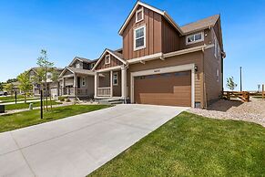 New Build W/ Great Backyard & Lake Access!