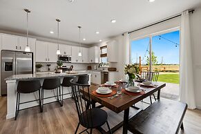 New Build W/ Great Backyard & Lake Access!