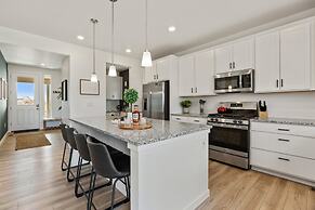 New Build W/ Great Backyard & Lake Access!