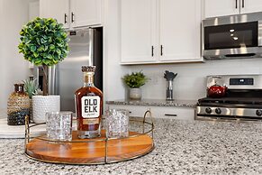 New Build W/ Great Backyard & Lake Access!