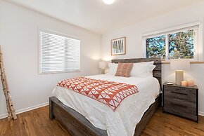 Couple’s Getaway | Dog Friendly, Bike to Old Town!