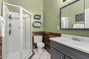 Industrial Old Town Bungalow W/ Free Cruiser Bikes