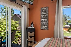 Industrial Old Town Bungalow W/ Free Cruiser Bikes