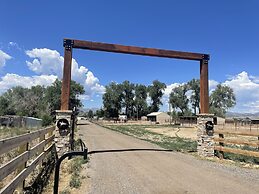 Sunrise Ranch! Amazing Mountain Views!