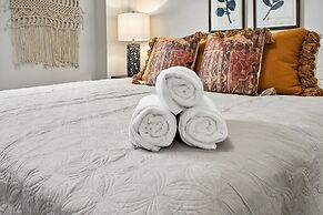 Spacious Downtown Apartment – Walk to Old Town Fc!