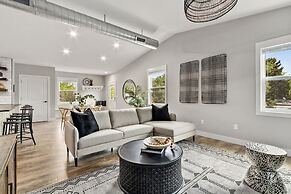 Spacious Downtown Apartment – Walk to Old Town Fc!