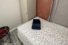Studio Sleeps 1 Near Acton Park