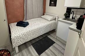 Studio Sleeps 1 Near Acton Park