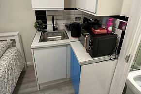 Studio Sleeps 1 Near Acton Park