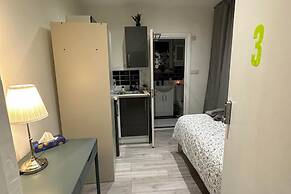 Studio Sleeps 1 Near Acton Park